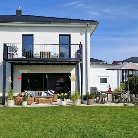 Design Seemoment Mit Kamin Und Panorama-seeblick Pouch