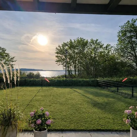 Design Seemoment Mit Kamin Und Panorama-seeblick