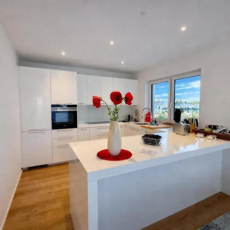 Design Seemoment Mit Kamin Und Panorama-seeblick Сasa de vacaciones Pouch