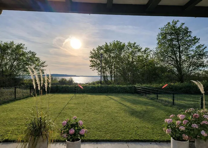 Design Seemoment Mit Kamin Und Panorama-seeblick