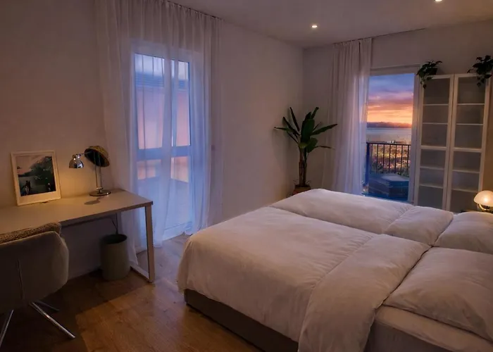 Design Seemoment Mit Kamin Und Panorama-seeblick Pouch